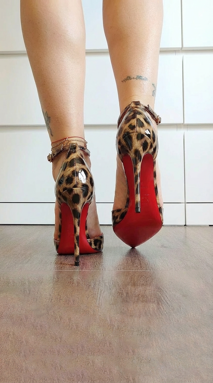 DECOLLETÉ CON ESTAMPADO ANIMAL Y DETALLES ROJOS