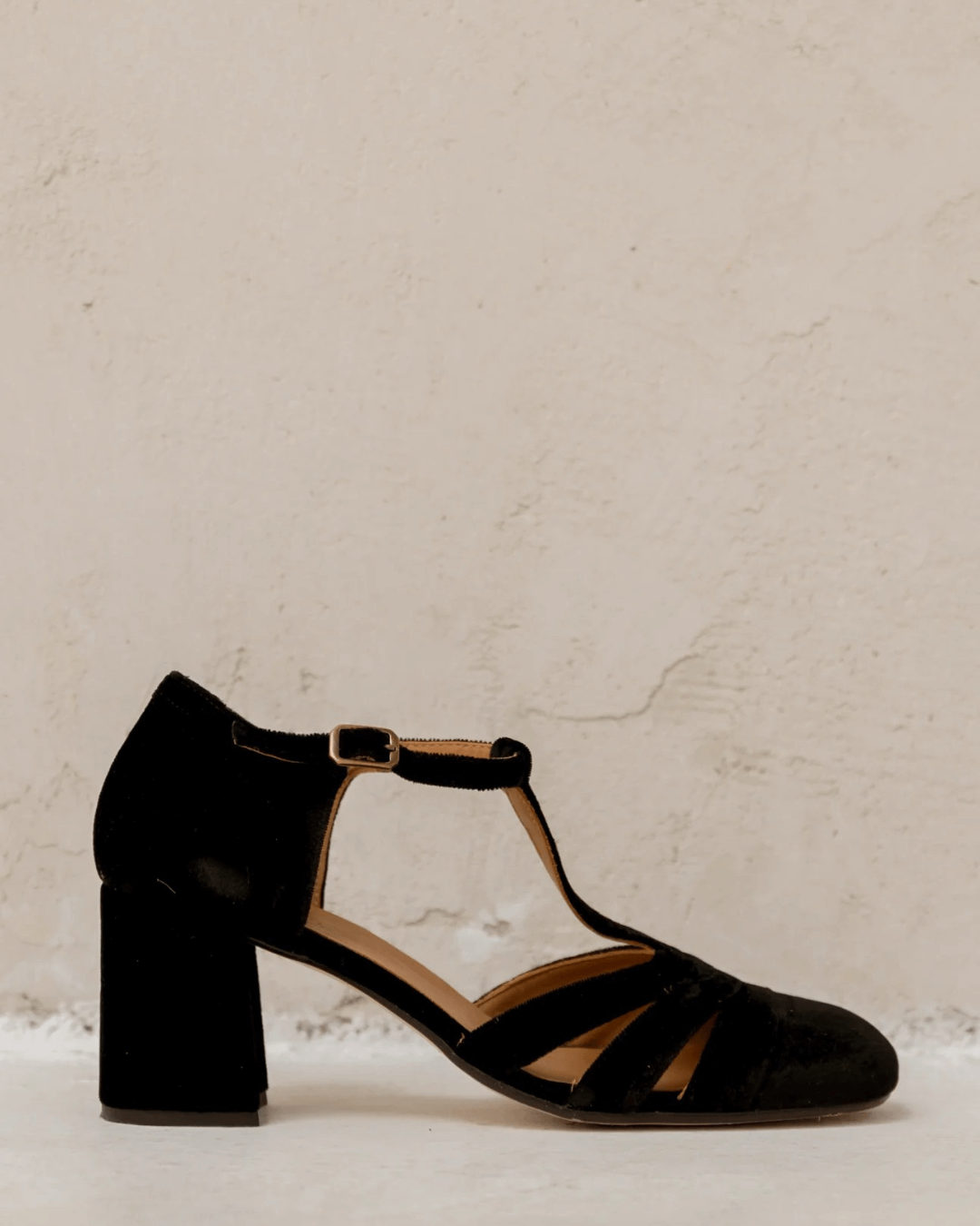 ZAPATO CON CINTURÓN EN T Y TACÓN ESTABLE