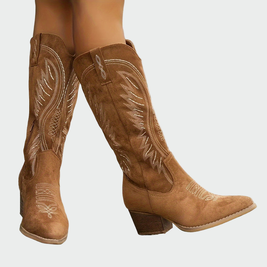 Elena | Botas Bordadas Occidentales en Ante Marrón de Moda