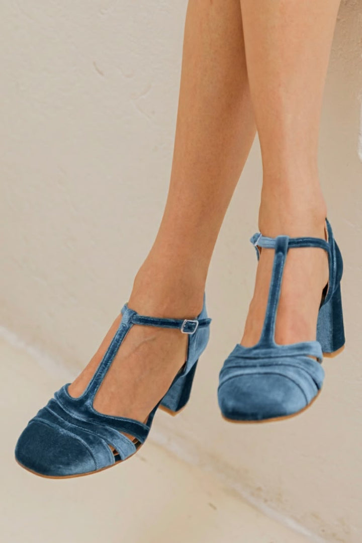 ZAPATO CON CINTURÓN EN T Y TACÓN ESTABLE