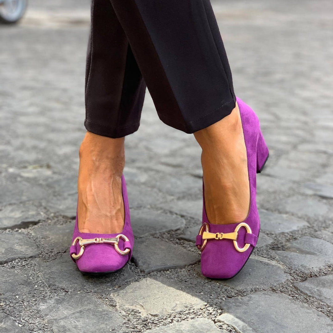 DECOLLETE ELEGANTE CON DETALLE DORADO