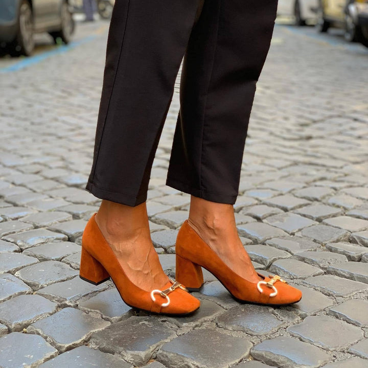 DECOLLETE ELEGANTE CON DETALLE DORADO