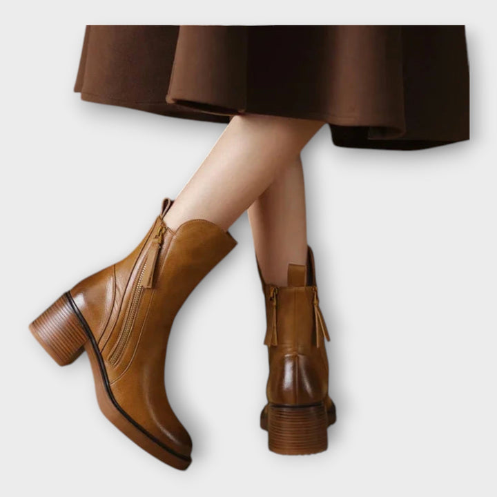 Ángela | Botines Con Línea Elegante Y Detalle De Cierre